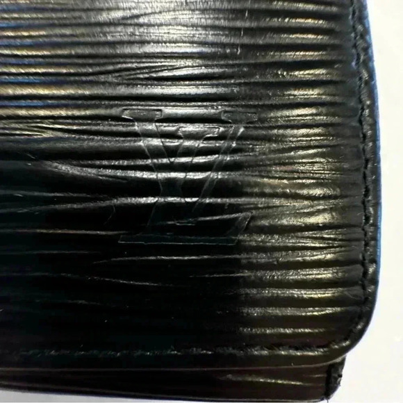 Louis Vuitton Black Leather Epi Key Holder 4 Rings Date Code  CA1907 unisex - Picture 8 of 16